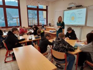 Návštěva ZŠ Komenského -  chemický rozbor vejce a pera